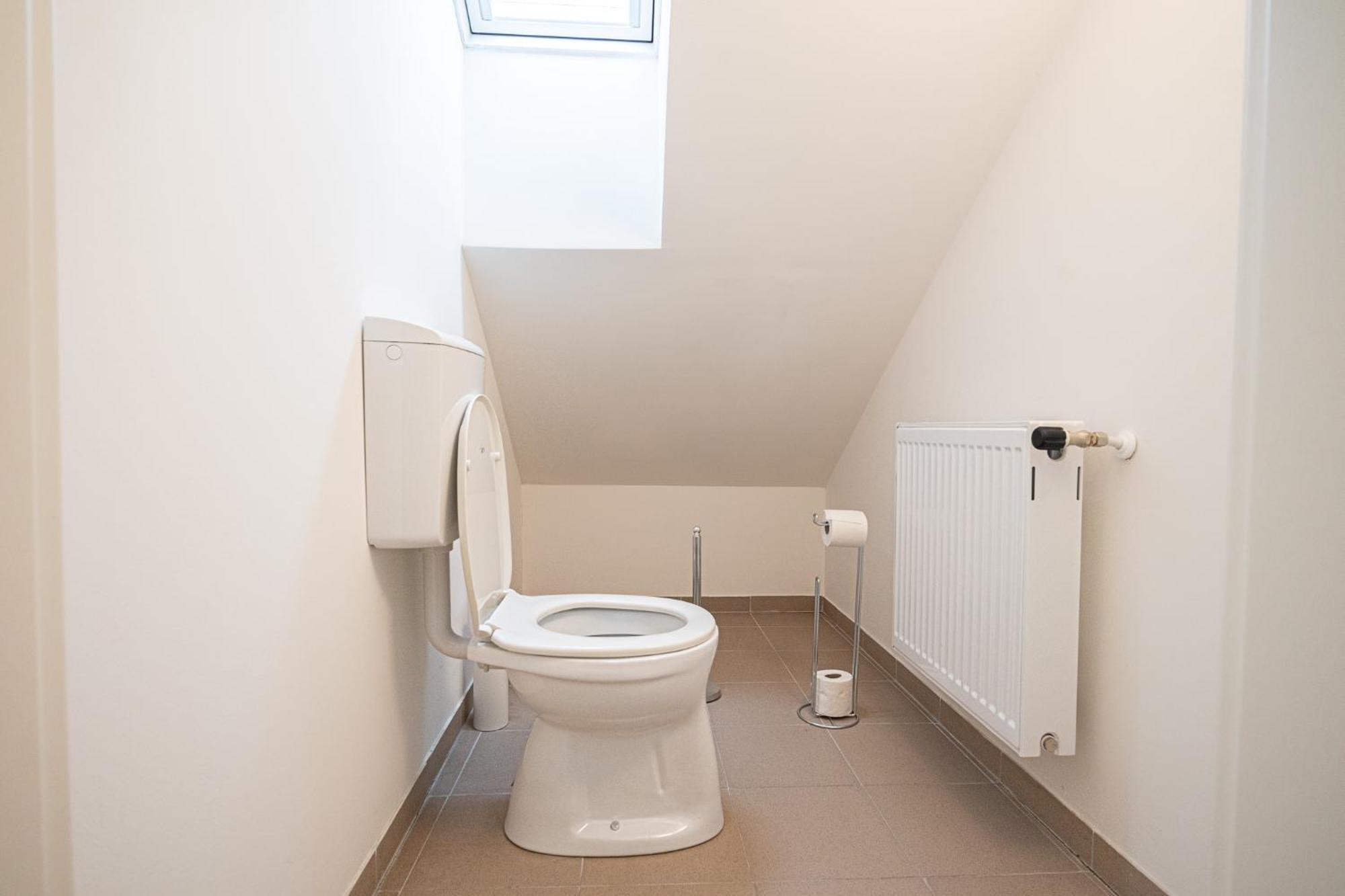 Airy Attic Apt.: Stylish At Penzing Area * Wien